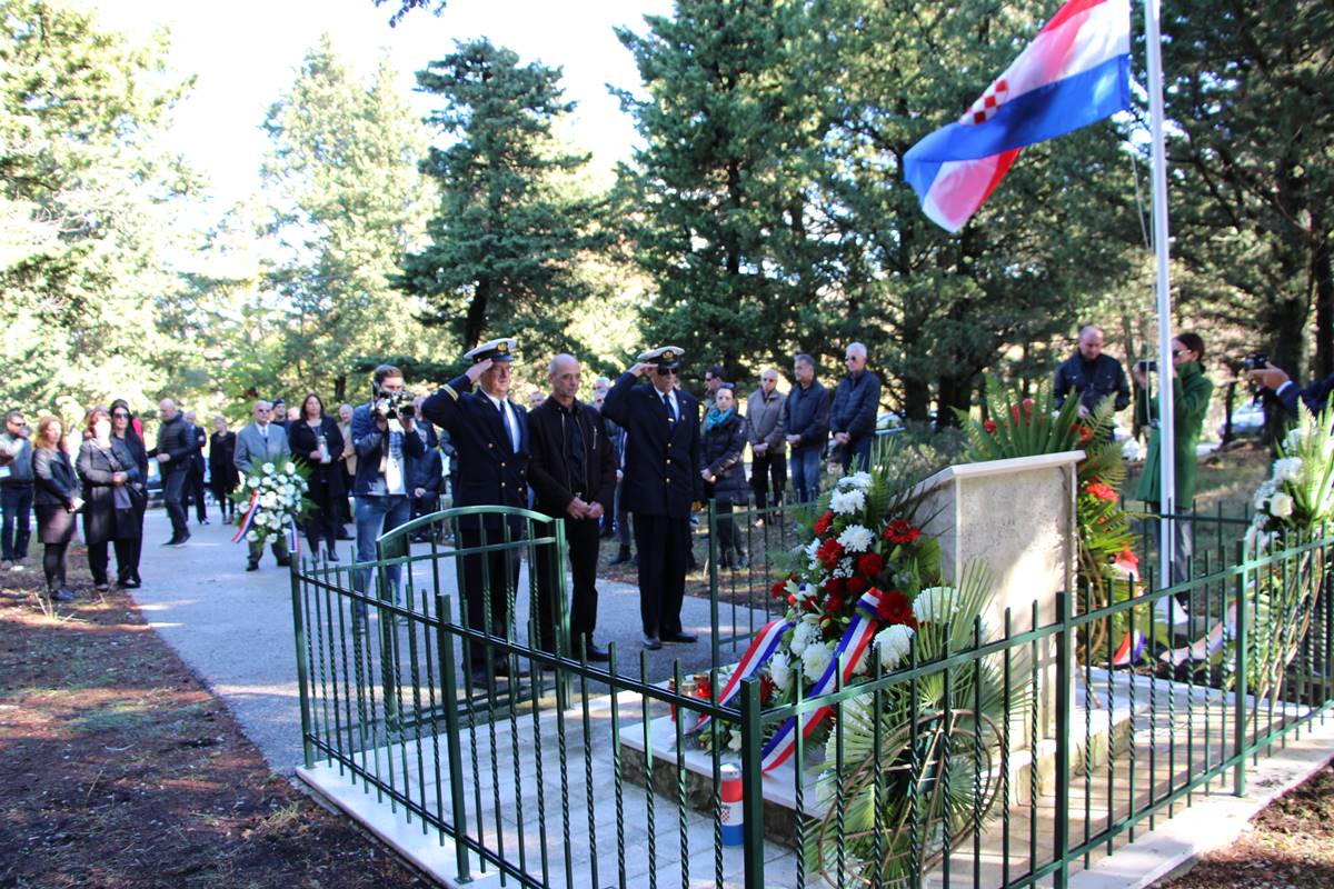 PREDSTAVNICI DUBROVAČKO-NERETVANSKE ŽUPANIJE odali počast poginulim braniteljima na Bosanci