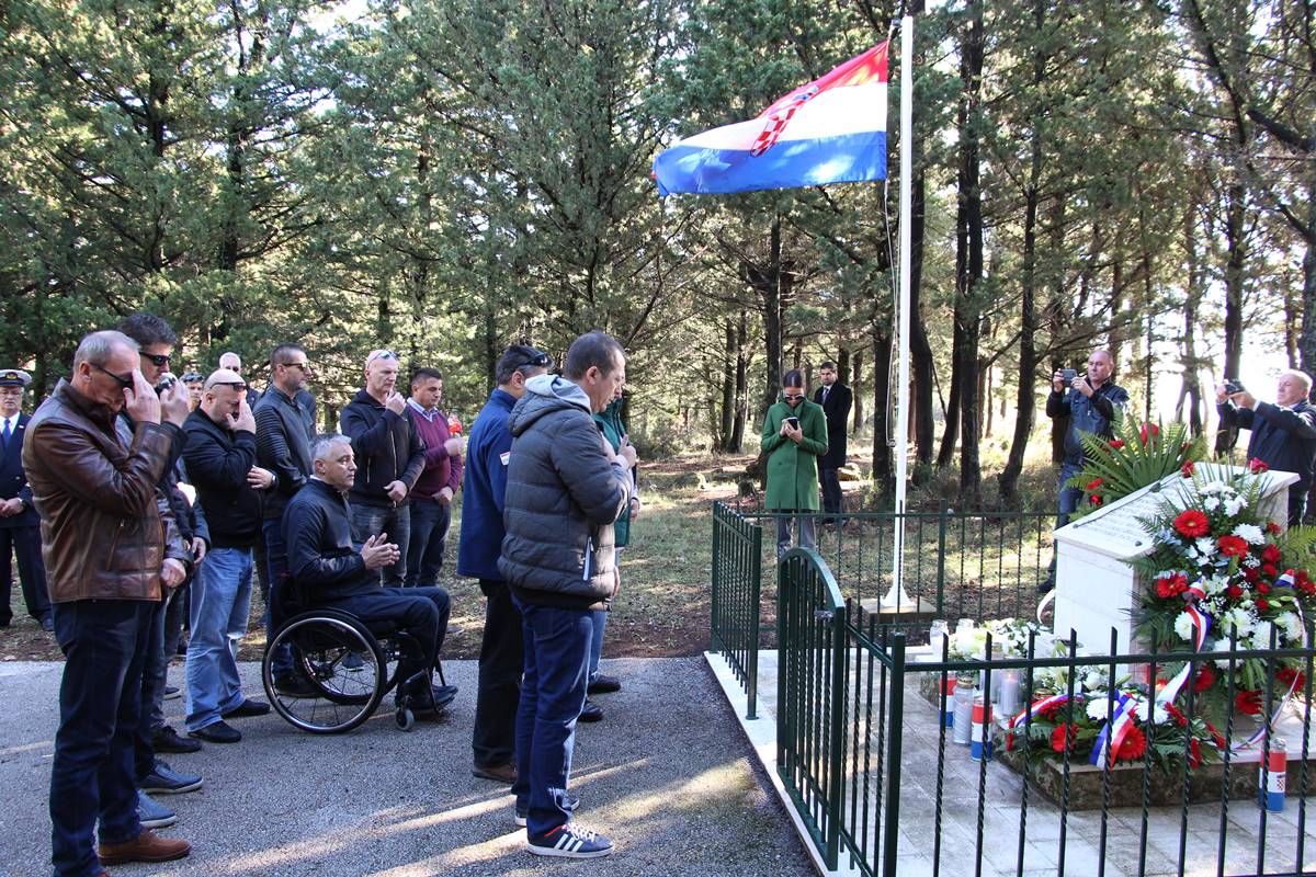 PREDSTAVNICI DUBROVAČKO-NERETVANSKE ŽUPANIJE odali počast poginulim braniteljima na Bosanci