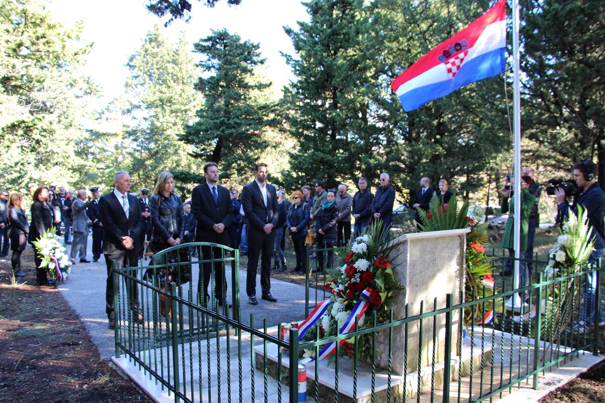 PREDSTAVNICI DUBROVAČKO-NERETVANSKE ŽUPANIJE odali počast poginulim braniteljima na Bosanci