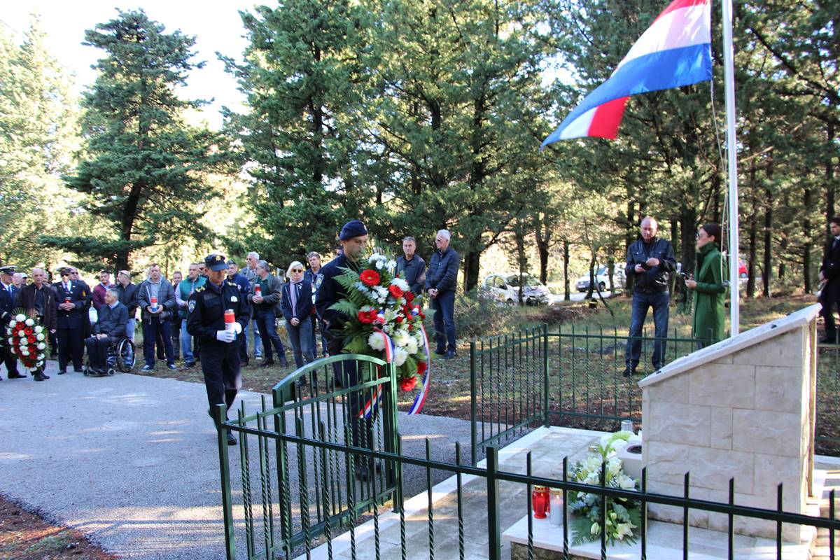 PREDSTAVNICI DUBROVAČKO-NERETVANSKE ŽUPANIJE odali počast poginulim braniteljima na Bosanci