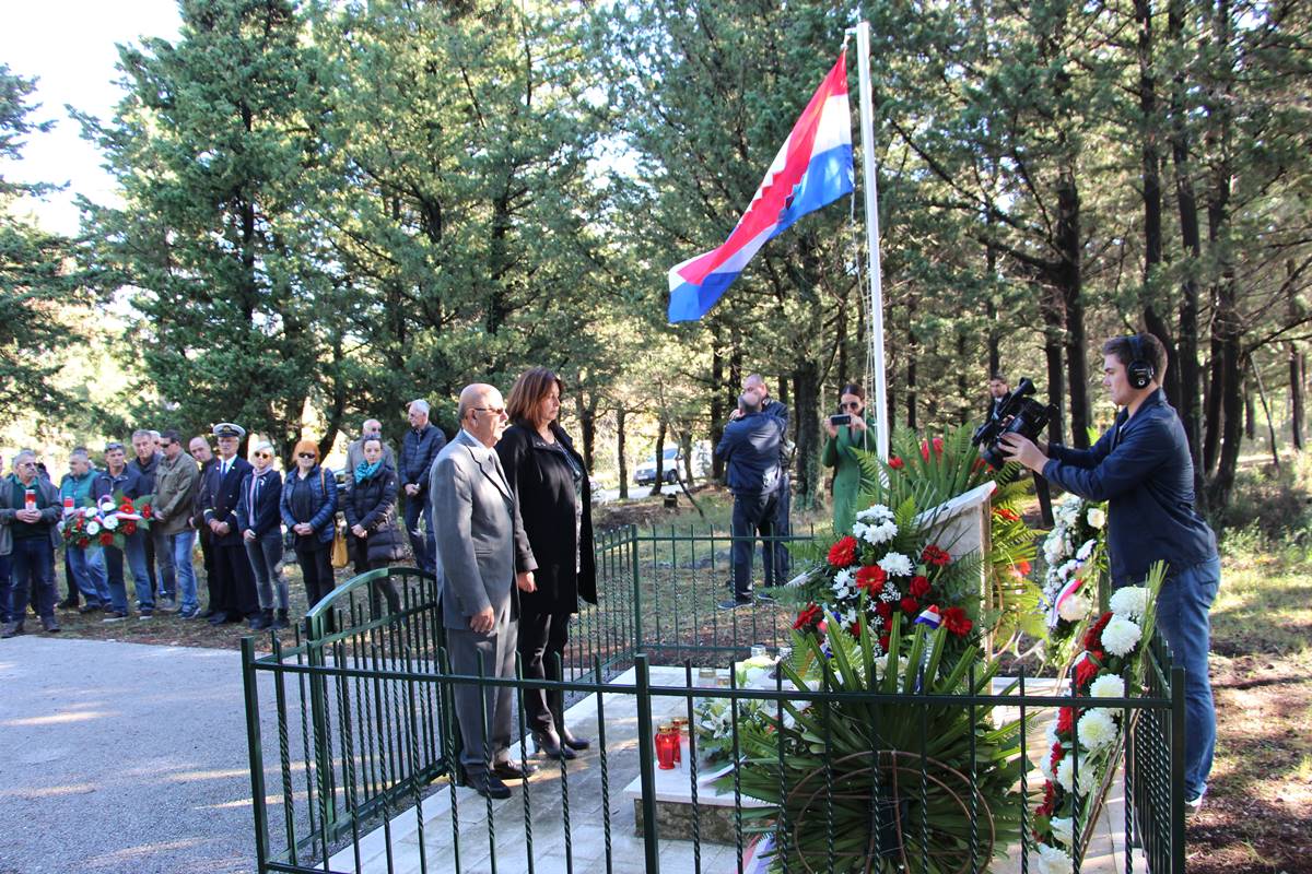 PREDSTAVNICI DUBROVAČKO-NERETVANSKE ŽUPANIJE odali počast poginulim braniteljima na Bosanci
