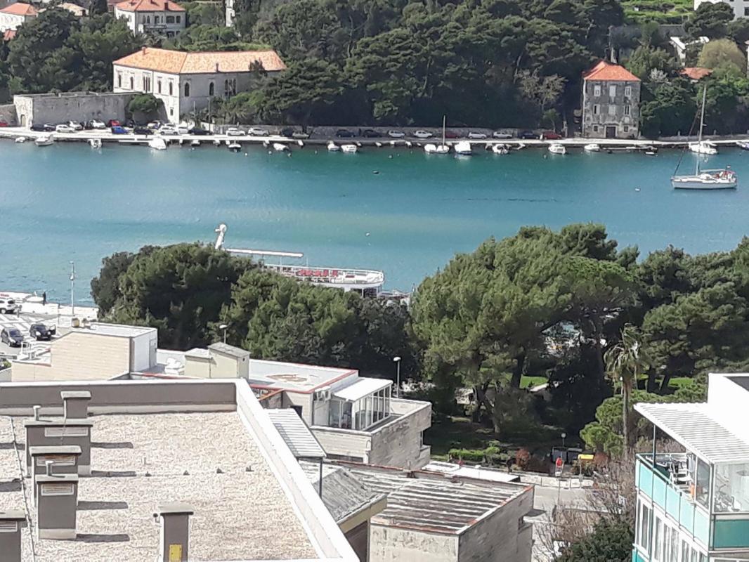BROD ISPUSTIO FEKALIJE U GRUŽU Digli sidro, ispustili fekalije i vratili se na vez