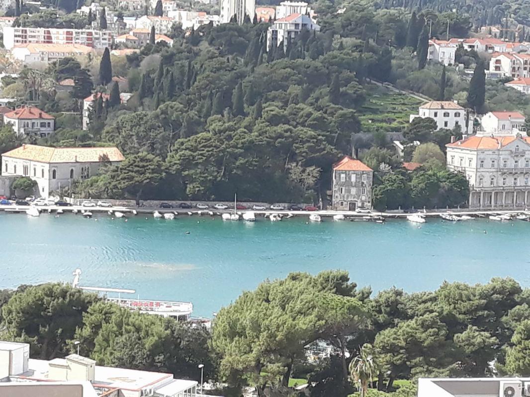 BROD ISPUSTIO FEKALIJE U GRUŽU Digli sidro, ispustili fekalije i vratili se na vez