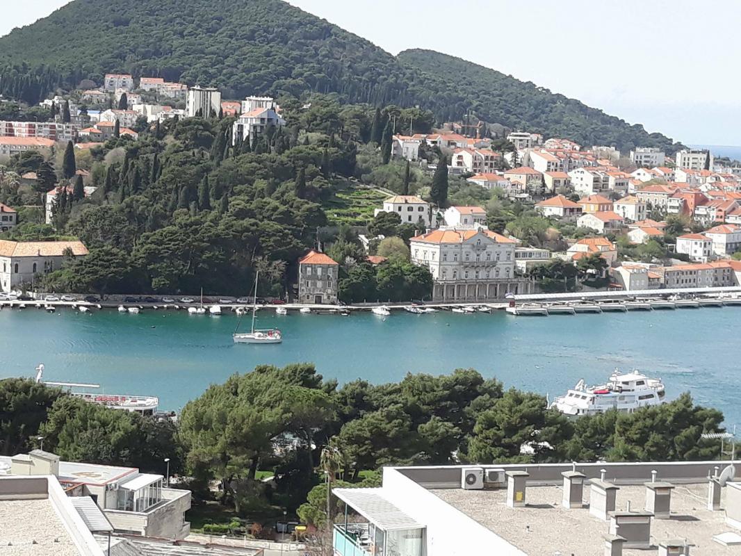 BROD ISPUSTIO FEKALIJE U GRUŽU Digli sidro, ispustili fekalije i vratili se na vez