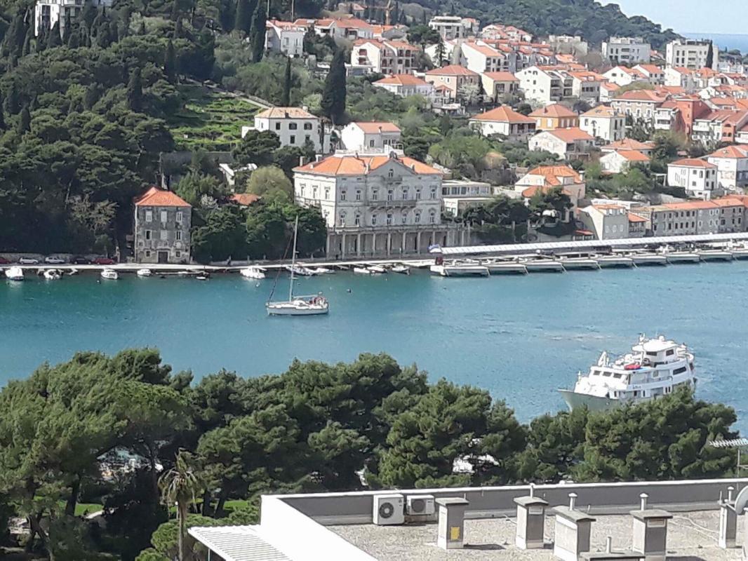 BROD ISPUSTIO FEKALIJE U GRUŽU Digli sidro, ispustili fekalije i vratili se na vez