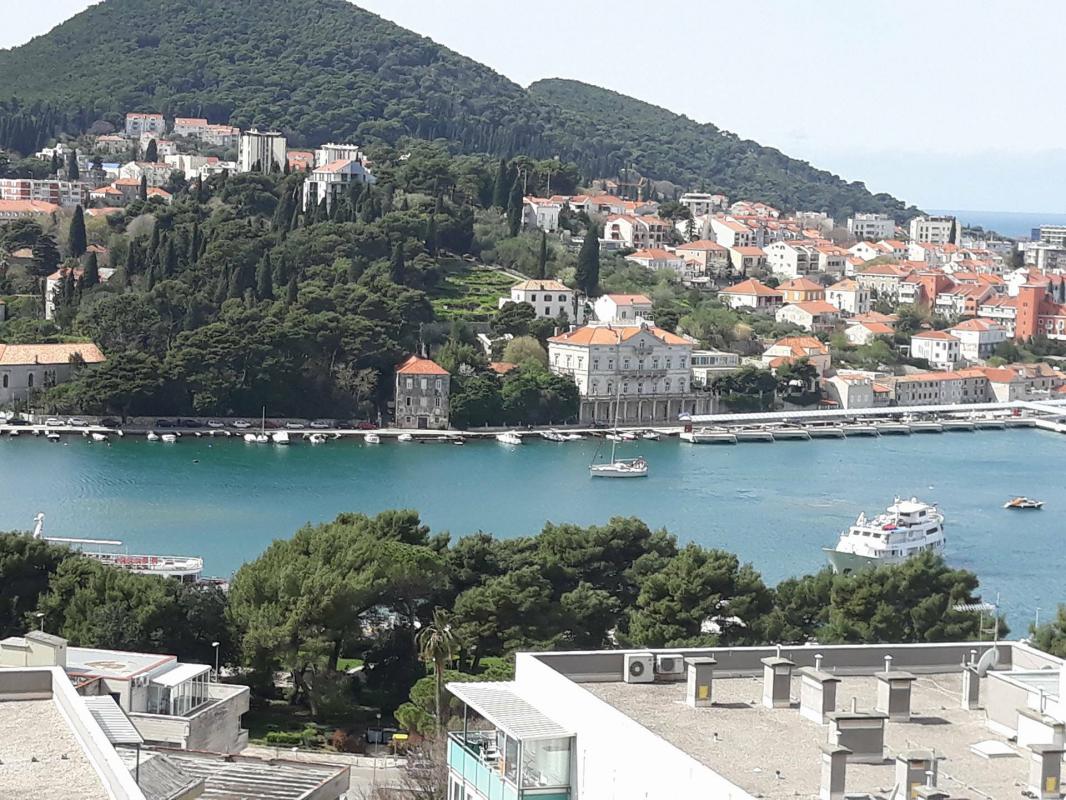 BROD ISPUSTIO FEKALIJE U GRUŽU Digli sidro, ispustili fekalije i vratili se na vez