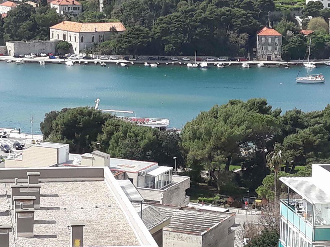 BROD ISPUSTIO FEKALIJE U GRUŽU Digli sidro, ispustili fekalije i vratili se na vez