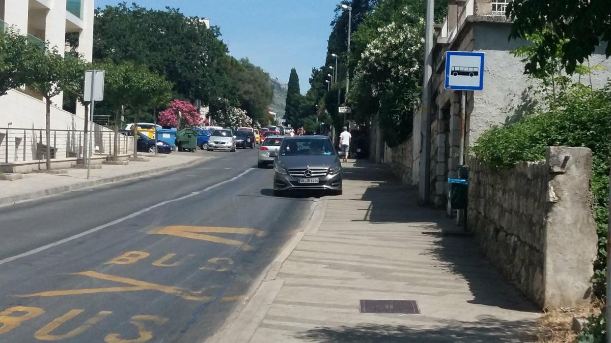  Nekulturni turist vozio u suprotnom smjeru pa zauzeo pola prometne trake na autobusnoj stanici  