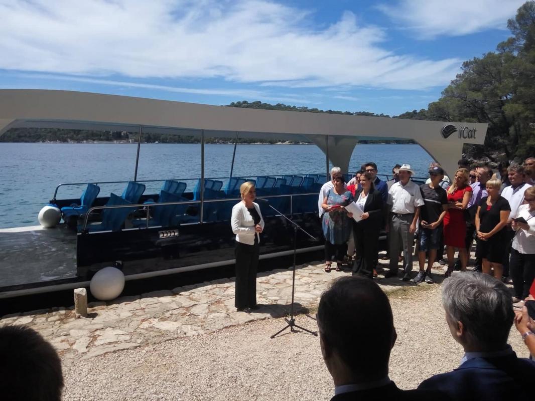  Stigla voda s kopna, veliki dan za otok svojim dolaskom obilježila i predsjednica Grabar-Kitarović  