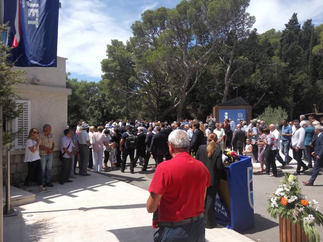VELIKI DAN ZA MLJET Stigla voda s kopna, veliki dan za otok svojim dolaskom obilježila i predsjednica Grabar-Kitarović  