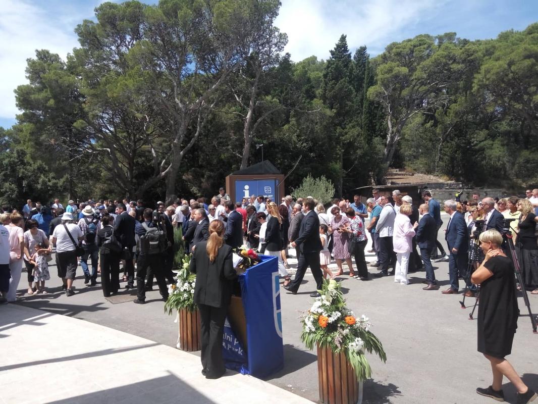 VELIKI DAN ZA MLJET Stigla voda s kopna, veliki dan za otok svojim dolaskom obilježila i predsjednica Grabar-Kitarović  