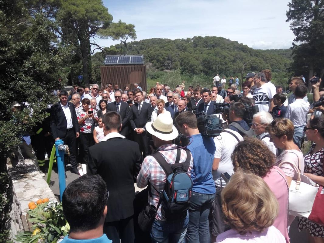 VELIKI DAN ZA MLJET Stigla voda s kopna, veliki dan za otok svojim dolaskom obilježila i predsjednica Grabar-Kitarović  