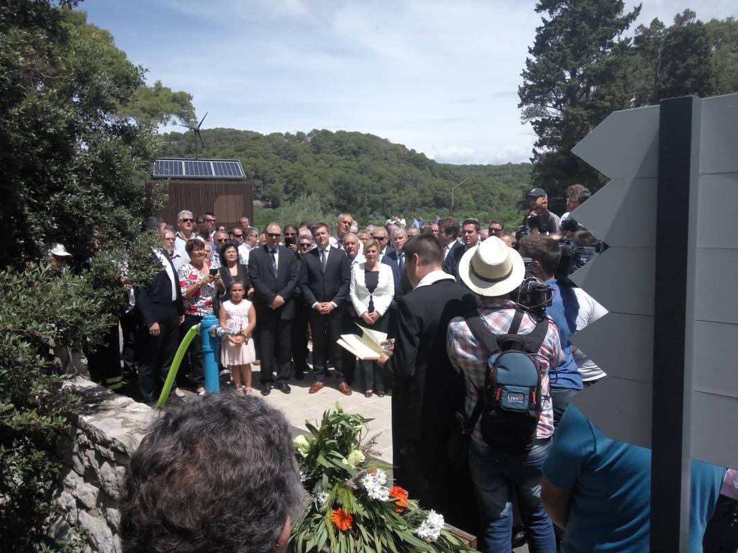 VELIKI DAN ZA MLJET Stigla voda s kopna, veliki dan za otok svojim dolaskom obilježila i predsjednica Grabar-Kitarović  