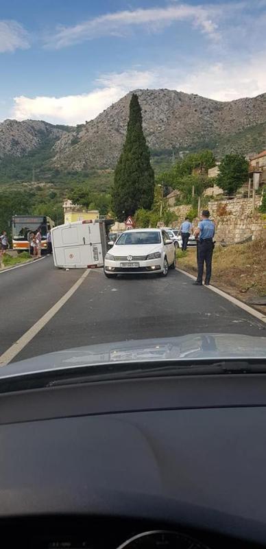 KOMBI SE IZVRNUO NA BOK U PLATU Nema ozlijeđenih osoba, promet se odvija usporeno
