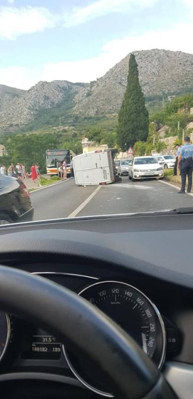 KOMBI SE IZVRNUO NA BOK U PLATU Nema ozlijeđenih osoba, promet se odvija usporeno