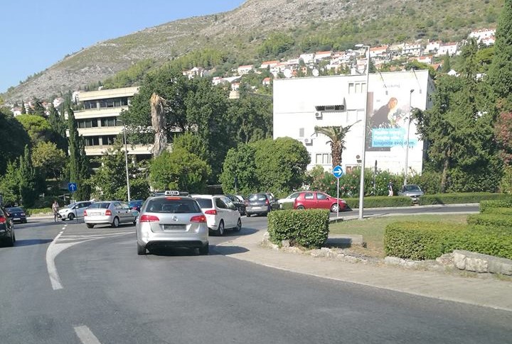  Taksist vozi po Dubrovniku bez registarske oznake