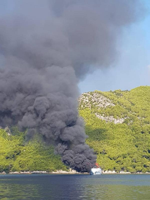 IZGORILA LUKSUZNA JAHTA KRAJ PELJEŠCA Putnici i posada su evakuirani 