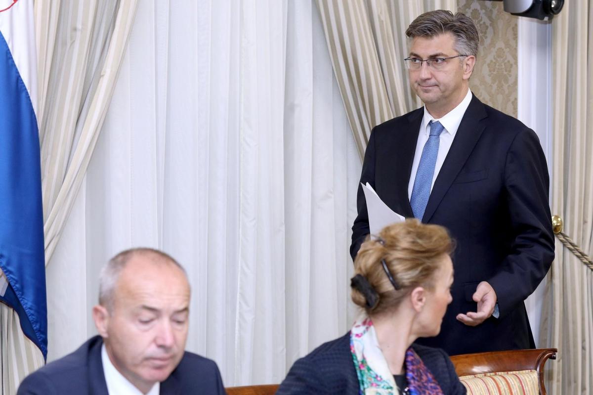  je zemlja zombija, recimo dosta nepravdi, no pasaran!