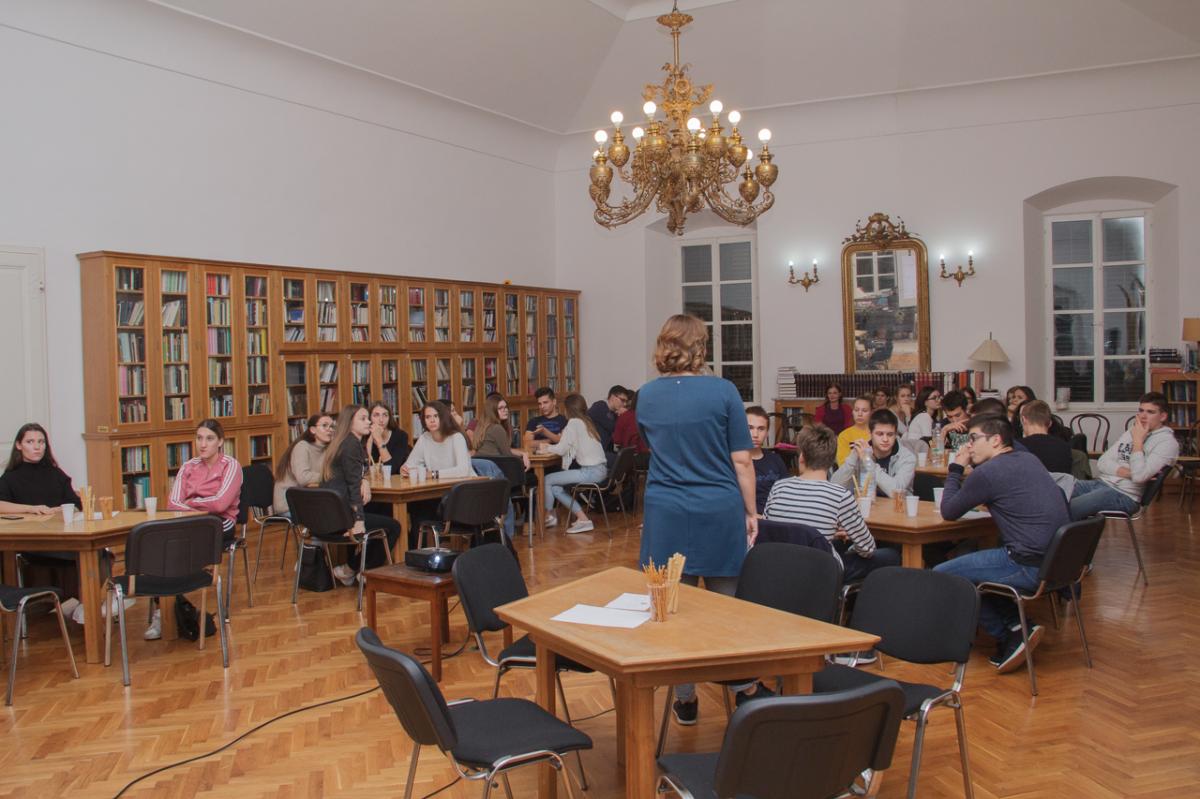 DUBROVAČKE KNJIŽNICE Održan tematski „Pub kviz“ za srednjoškolce  u Čitaonici Narodne knjižnice Grad
