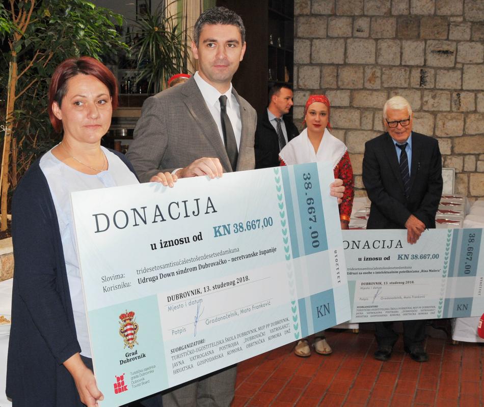 DOBRO JE ČINITI DOBRO Uručene zahvalnice i donirana sredstva prikupljena na Dubrovačkoj trpezi 