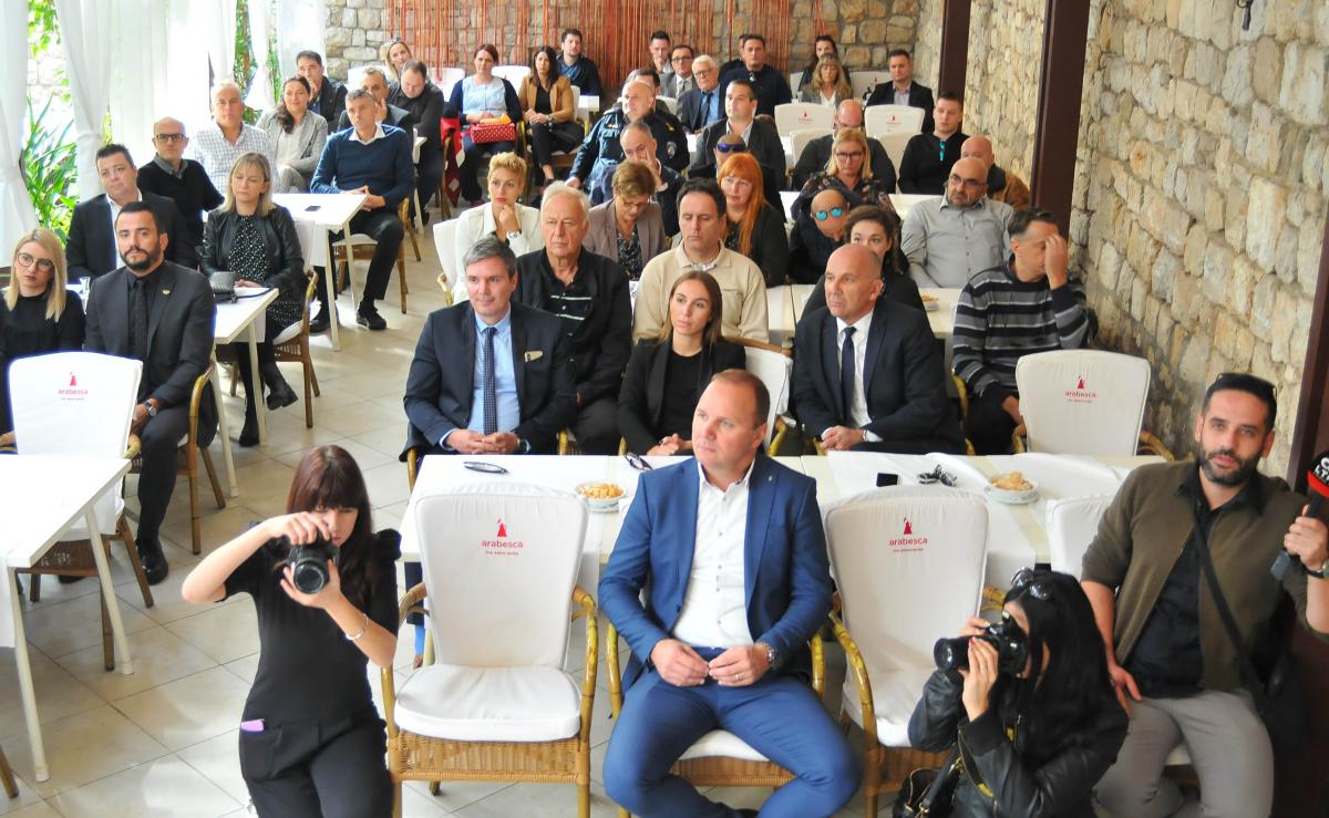 DOBRO JE ČINITI DOBRO Uručene zahvalnice i donirana sredstva prikupljena na Dubrovačkoj trpezi 