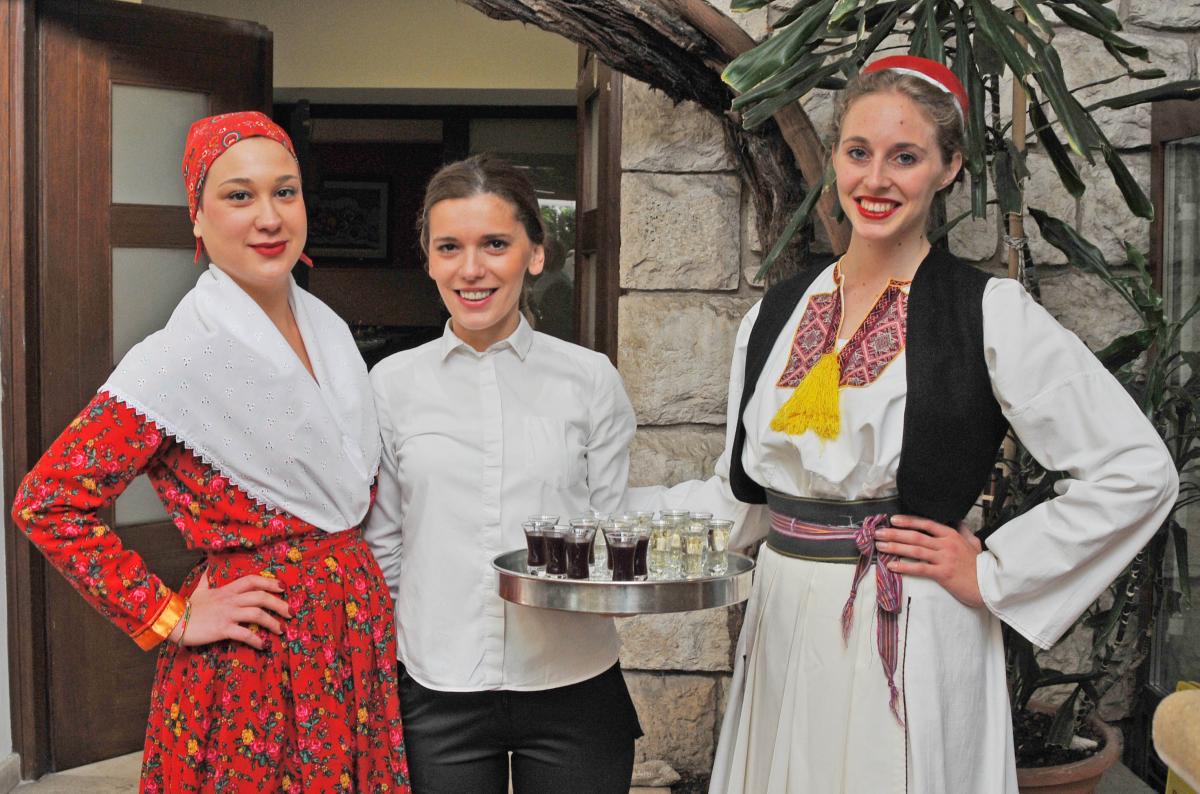 DOBRO JE ČINITI DOBRO Uručene zahvalnice i donirana sredstva prikupljena na Dubrovačkoj trpezi 