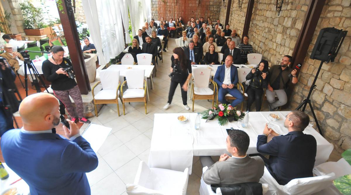 DOBRO JE ČINITI DOBRO Uručene zahvalnice i donirana sredstva prikupljena na Dubrovačkoj trpezi 