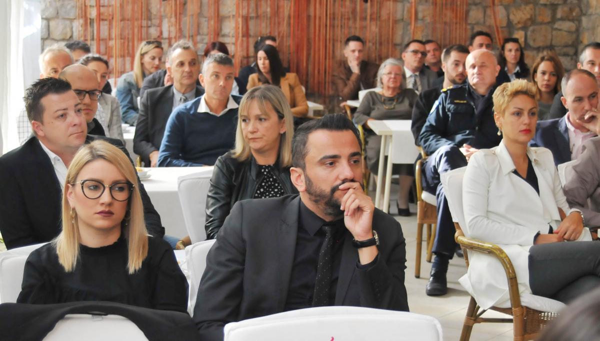 DOBRO JE ČINITI DOBRO Uručene zahvalnice i donirana sredstva prikupljena na Dubrovačkoj trpezi 
