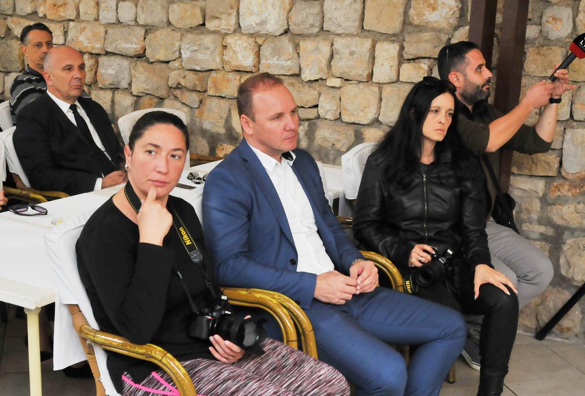DOBRO JE ČINITI DOBRO Uručene zahvalnice i donirana sredstva prikupljena na Dubrovačkoj trpezi 