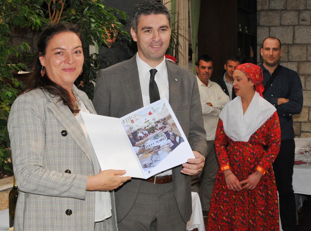DOBRO JE ČINITI DOBRO Uručene zahvalnice i donirana sredstva prikupljena na Dubrovačkoj trpezi 