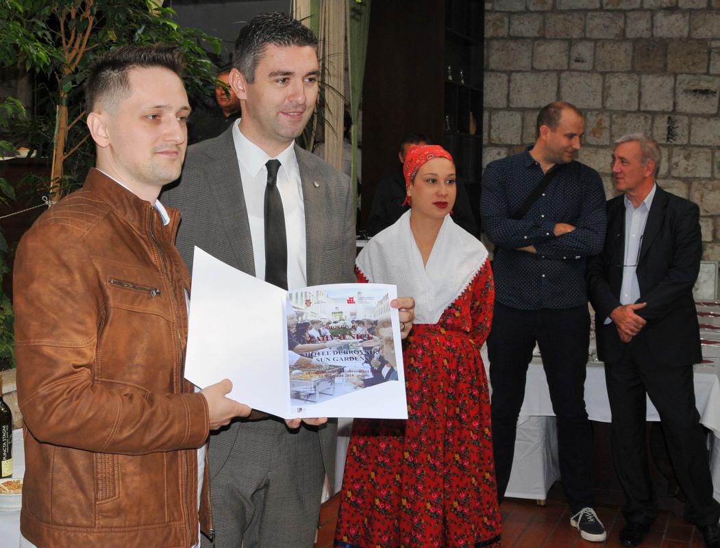 DOBRO JE ČINITI DOBRO Uručene zahvalnice i donirana sredstva prikupljena na Dubrovačkoj trpezi 