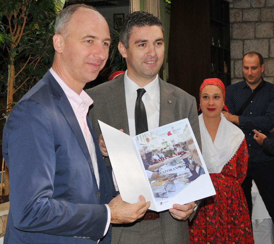 DOBRO JE ČINITI DOBRO Uručene zahvalnice i donirana sredstva prikupljena na Dubrovačkoj trpezi 