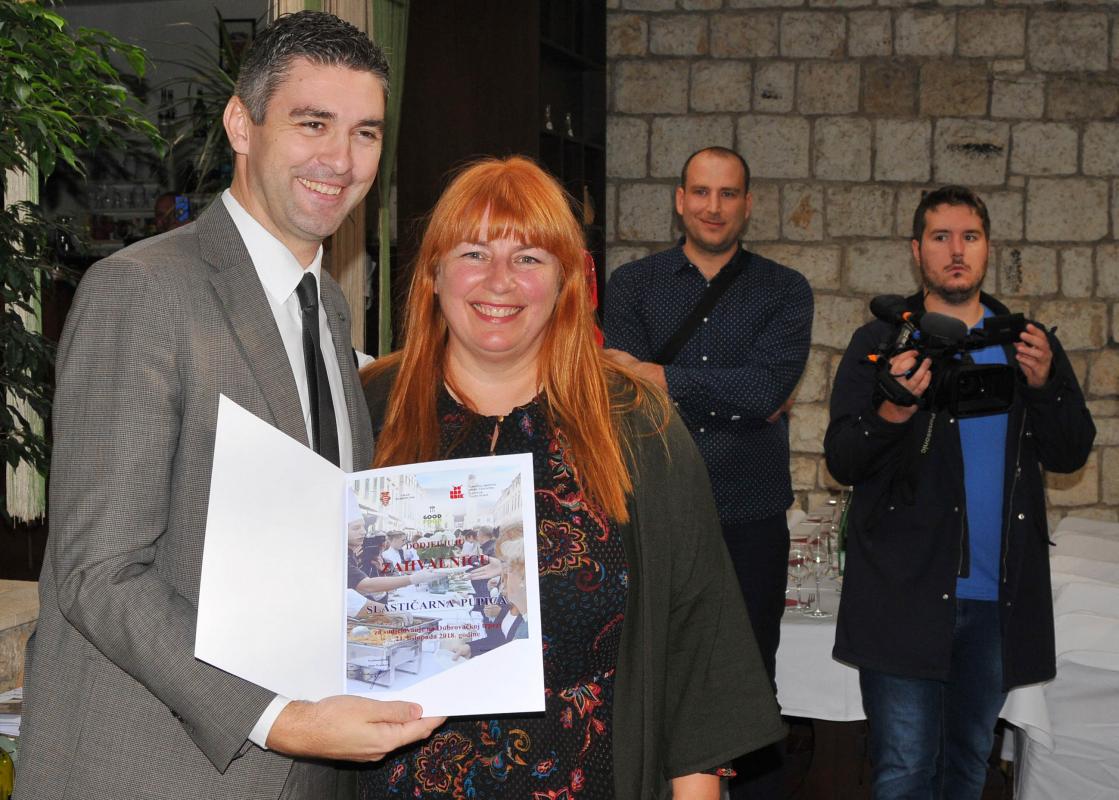 DOBRO JE ČINITI DOBRO Uručene zahvalnice i donirana sredstva prikupljena na Dubrovačkoj trpezi 
