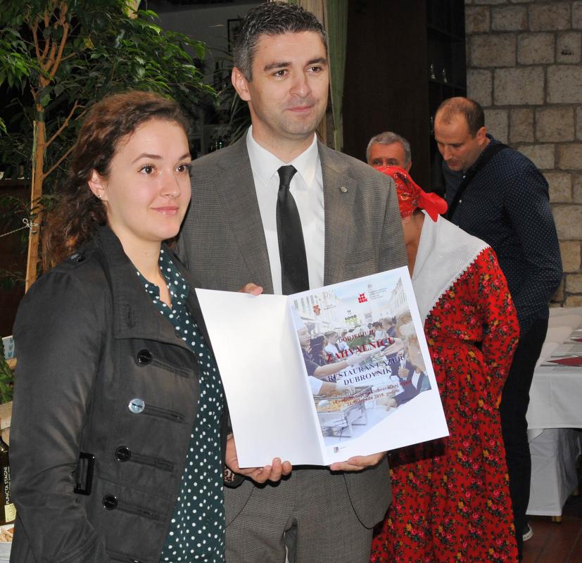 DOBRO JE ČINITI DOBRO Uručene zahvalnice i donirana sredstva prikupljena na Dubrovačkoj trpezi 