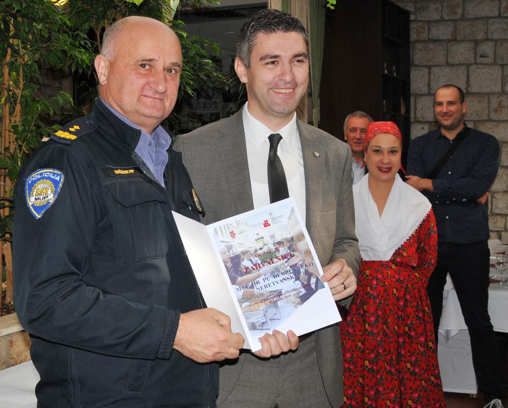DOBRO JE ČINITI DOBRO Uručene zahvalnice i donirana sredstva prikupljena na Dubrovačkoj trpezi 