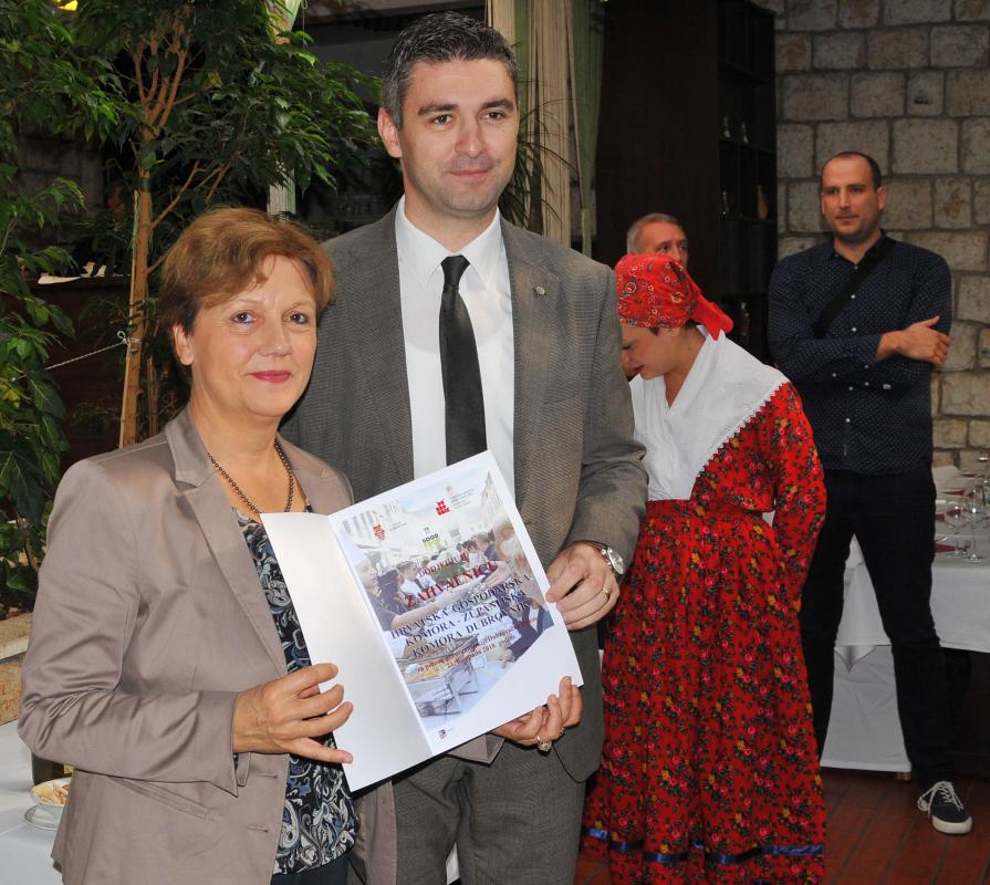 DOBRO JE ČINITI DOBRO Uručene zahvalnice i donirana sredstva prikupljena na Dubrovačkoj trpezi 