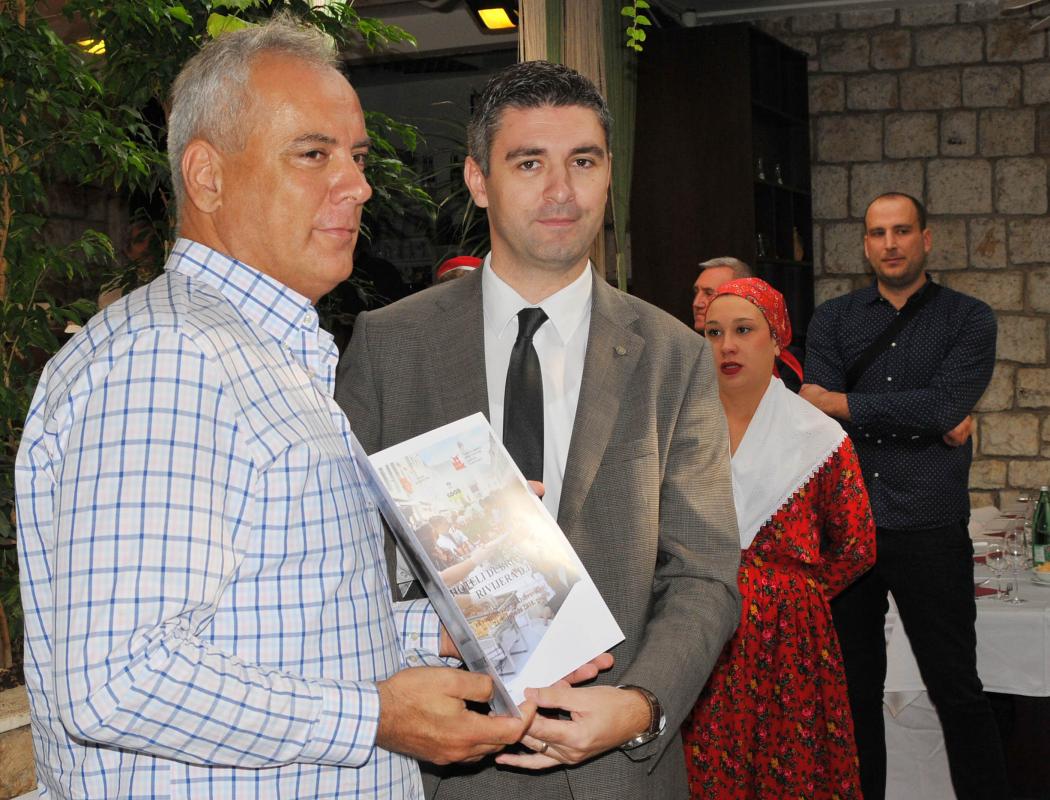 DOBRO JE ČINITI DOBRO Uručene zahvalnice i donirana sredstva prikupljena na Dubrovačkoj trpezi 
