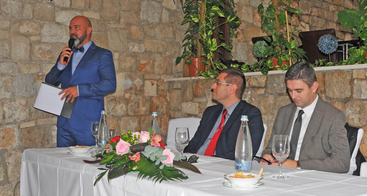 DOBRO JE ČINITI DOBRO Uručene zahvalnice i donirana sredstva prikupljena na Dubrovačkoj trpezi 