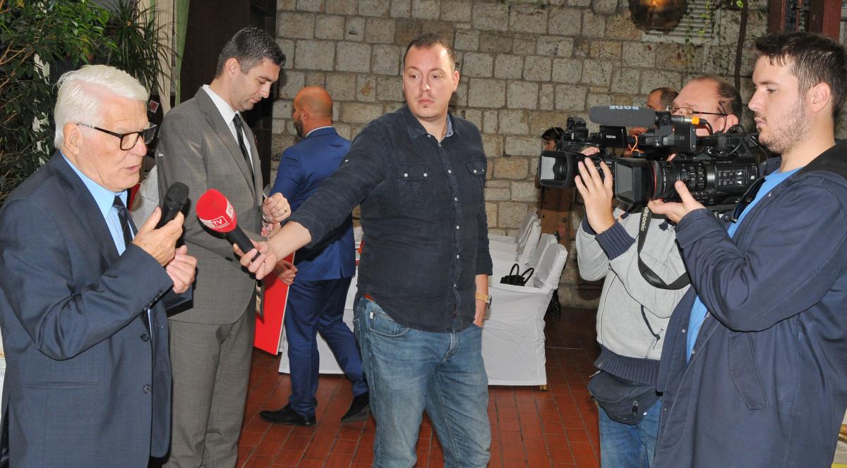 DOBRO JE ČINITI DOBRO Uručene zahvalnice i donirana sredstva prikupljena na Dubrovačkoj trpezi 