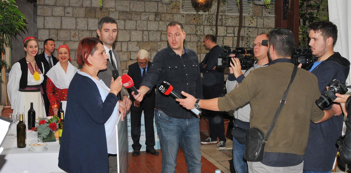 DOBRO JE ČINITI DOBRO Uručene zahvalnice i donirana sredstva prikupljena na Dubrovačkoj trpezi 