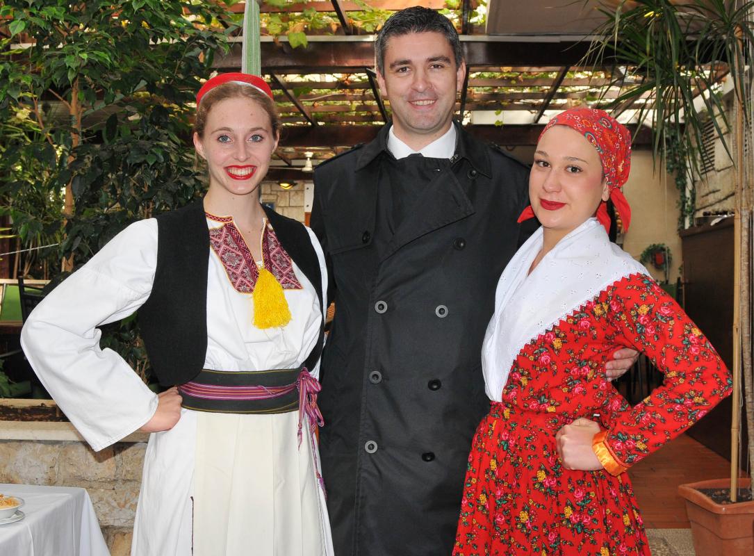 DOBRO JE ČINITI DOBRO Uručene zahvalnice i donirana sredstva prikupljena na Dubrovačkoj trpezi 