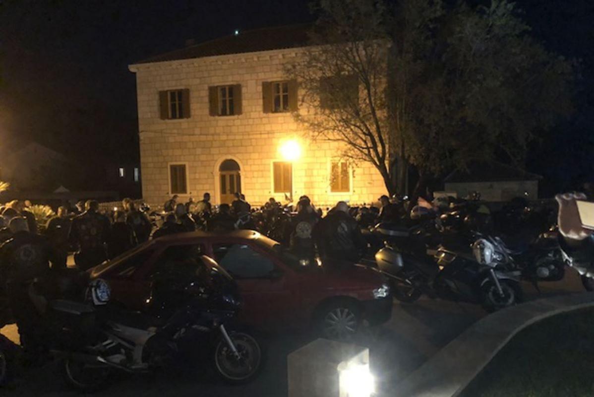  Načelnik Lasić s bikerima zapalio svijeće kod spomenika ”Konavoska mati