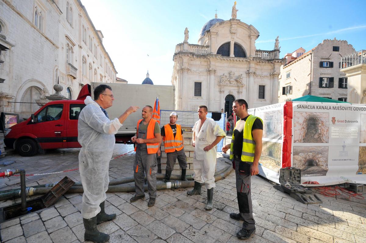 FOTOGALERIJA: Očišćen kanal mješovite odvodnje ispod Straduna