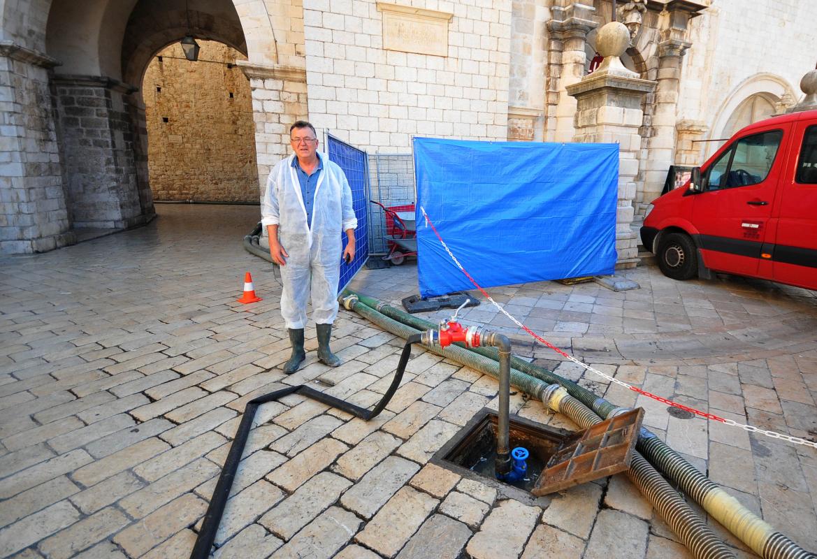 FOTOGALERIJA: Očišćen kanal mješovite odvodnje ispod Straduna