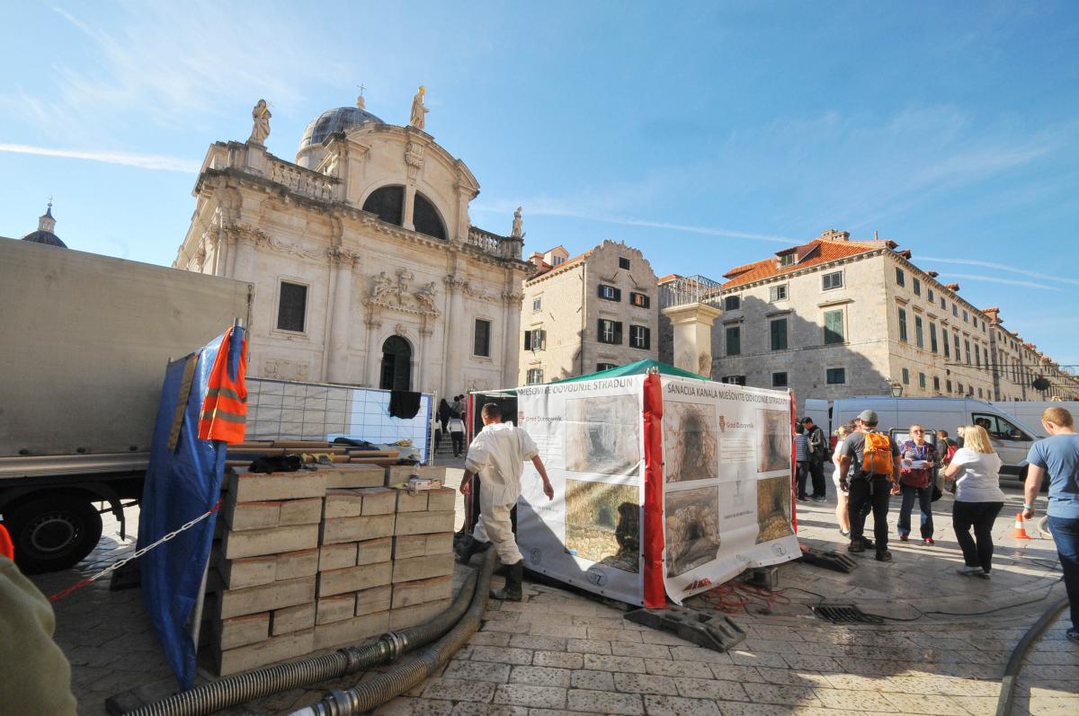 FOTOGALERIJA: Očišćen kanal mješovite odvodnje ispod Straduna