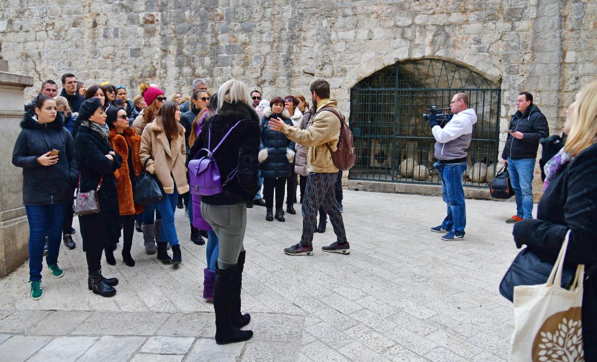 FOTOGALERIJA: Društvo turističkih vodiča Dubrovnik građanima besplatno pokazalo Grad povodom Dana priznanja Hrvatske