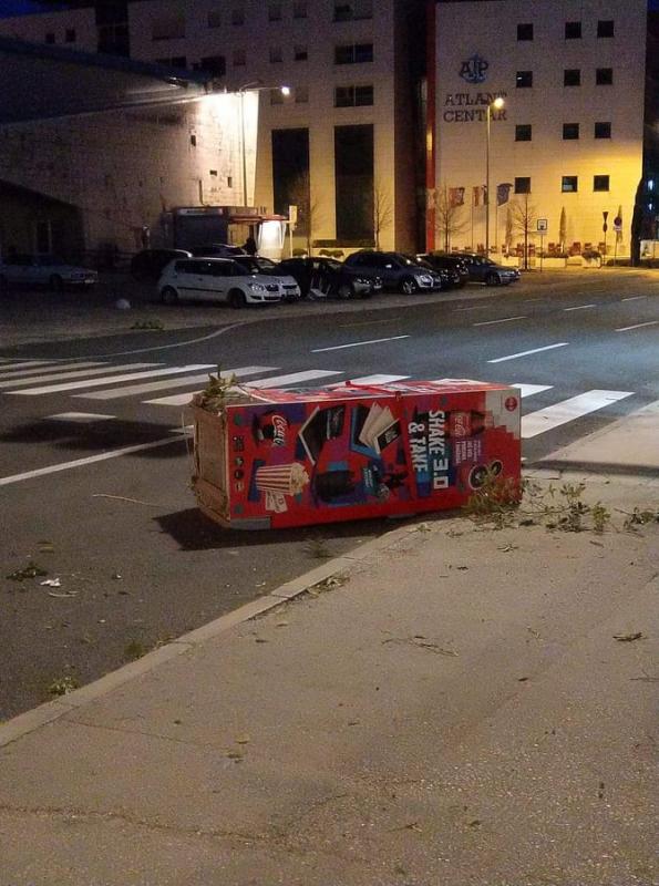POSLJEDICE ORKANSKE BURE Čupala stabla po gradu, izazvala požare, štete se zbrajaju (FOTO/VIDEO)