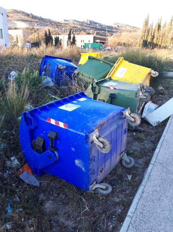 POSLJEDICE ORKANSKE BURE Čupala stabla po gradu, izazvala požare, štete se zbrajaju (FOTO/VIDEO)