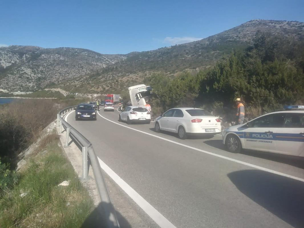 TEŠKA PROMETNA U BANIĆIMA U sudaru tri vozila poginula jedna osoba