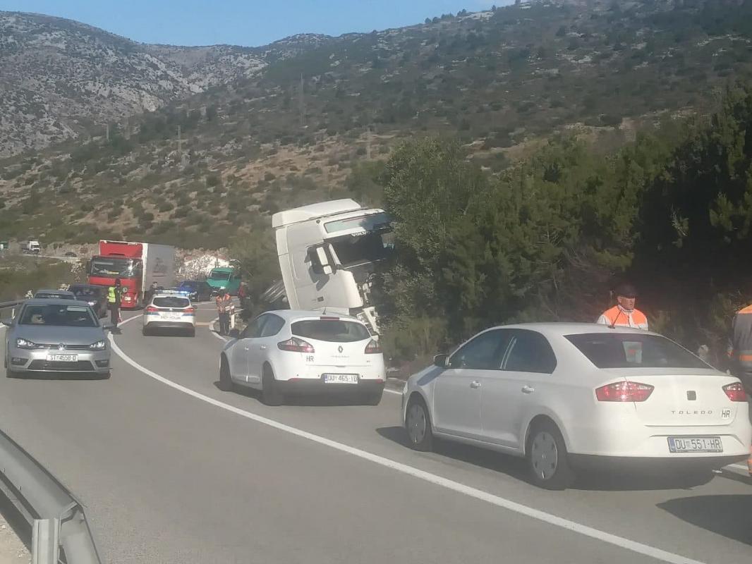 TEŠKA PROMETNA U BANIĆIMA U sudaru tri vozila poginula jedna osoba